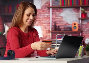 Consumidora realizando compra online, ilustrando a diferença entre e-commerce e marketplace