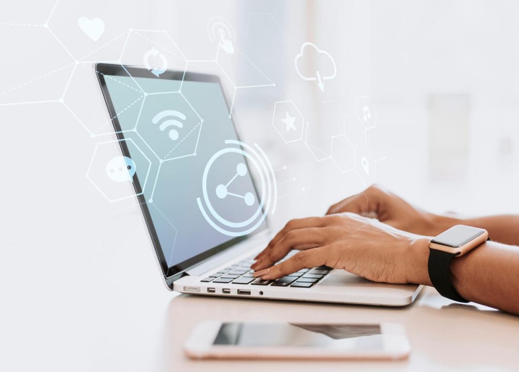 Pessoa digitando no notebook