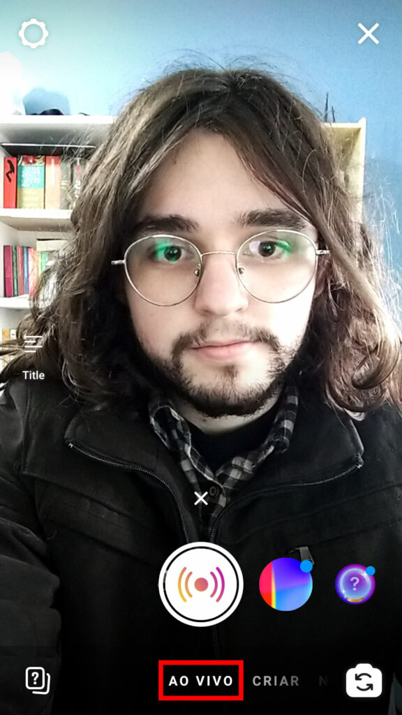 homem branco de cabelos compridos e óculos de grau mostrando como fazer live com duas pessoas no Instagram