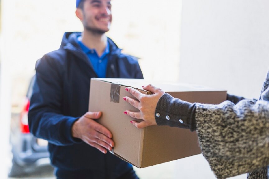 foto mostra um rapaz entregando uma caixa frete grátis