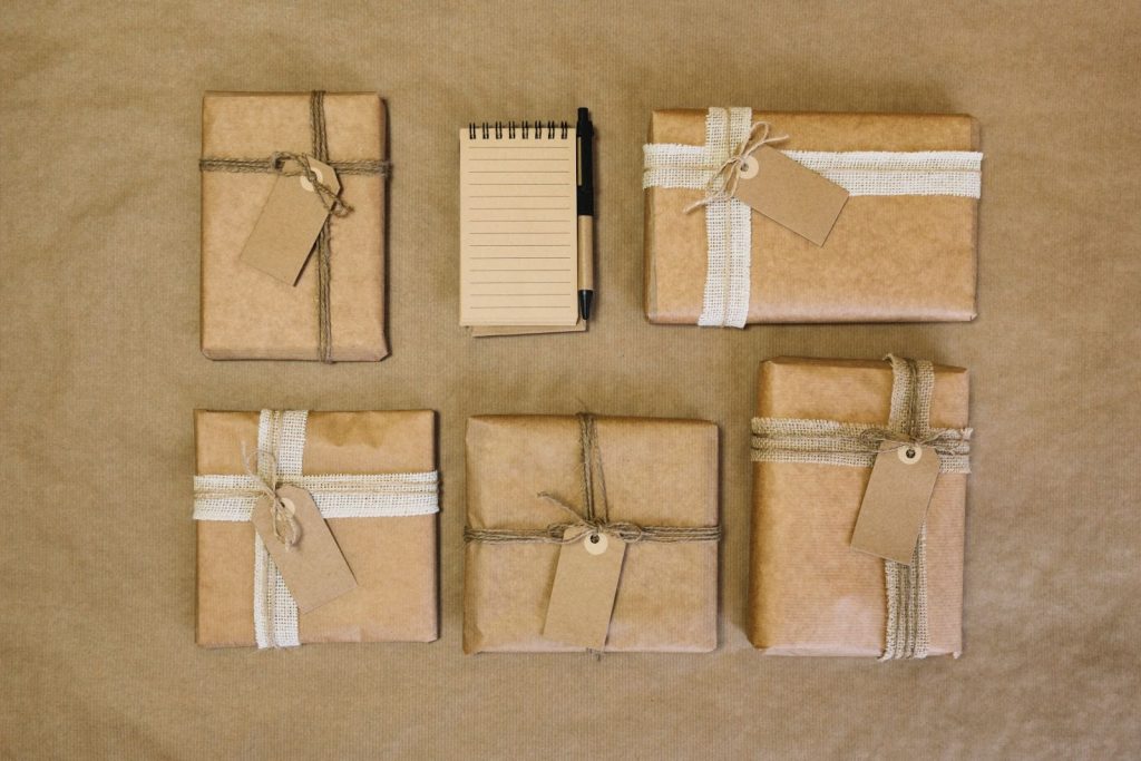 O papel Kraft é considerado como uma boa opção de embalagem sustentável pois é feito de material reciclado, é reciclável e provém de matéria-prima renovável (Foto: FreePik)