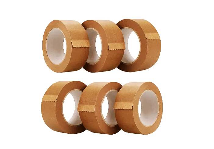 A fita kraft, ou fita gomada, é feita de papel e representa uma alternativa que pode complementar seus esforços de usar embalagens sustentáveis.