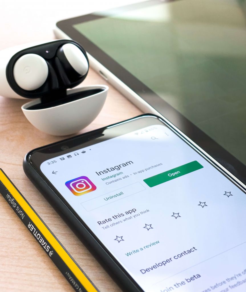 Celular mostrando a tela de instalação do Instagram, que é uma importante ferramenta para o marketing digital para e-commerce.