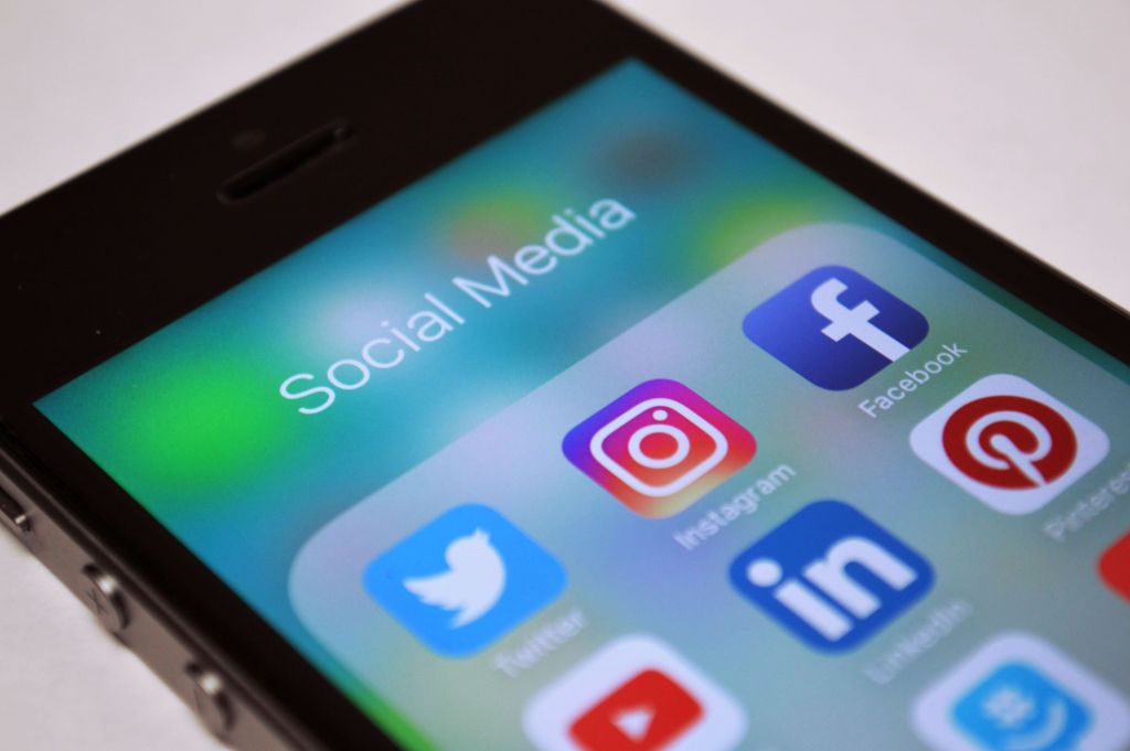 Celular com a tela mostrando os ícones das principais redes sociais utilizadas nas estratégias de marketing digital para e-commerce.