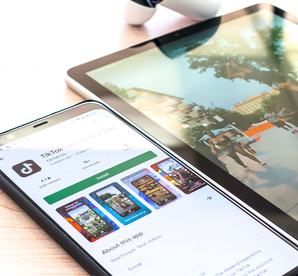 Celular e tablet lado a lado