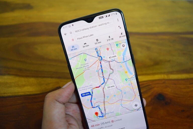 entrega de produtos endereço imagem mostra celular com google maps aberto