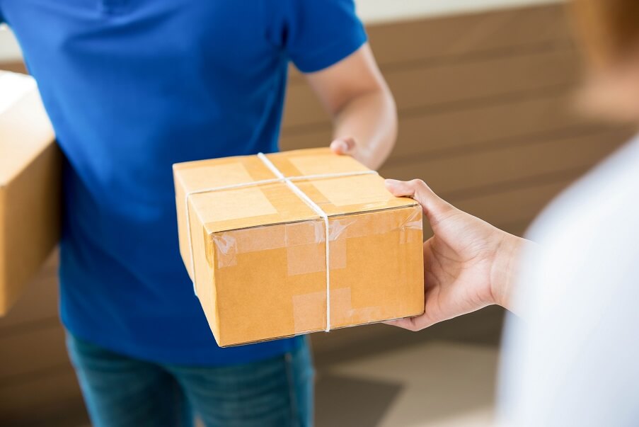 entrega de produtos melhor envio imagem mostra cliente recebendo pacote do entregador