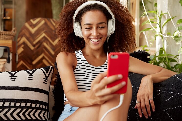foto de mulher vendo vídeomarketing no celular