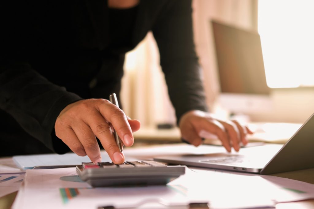 Uma das maiores vantagens da mídia paga é que negócios de todos os tamanhos podem investir, já que é o lojista quem define seu orçamento.