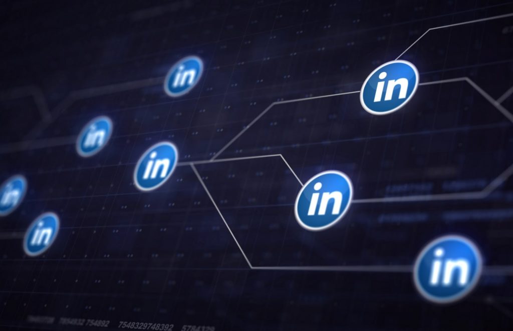 Embora seja uma rede mais segmentada, o Linkedin pode ser incluído na sua estratégia de links patrocinados se o seu público-alvo também estiver lá (Foto: FreePik)