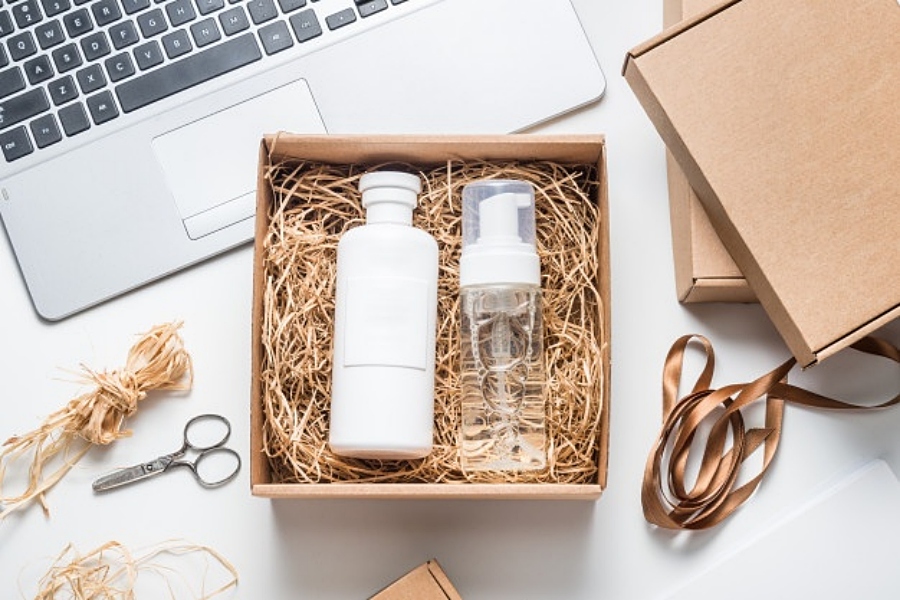 O cuidado do lojista na hora de embalar o produto é percebido pelo cliente, podendo gerar uma boa experiência de compra e maiores chances de o cliente voltar a comprar. (Foto: FreePik)