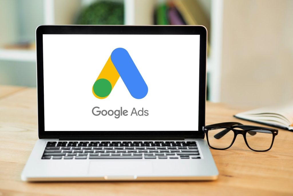 Por meio do Google Ads, você pode criar, editar e acompanhar links patrocinados, tudo isso com orçamento flexível (Foto: FreePik)
