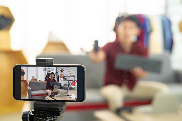 Foto mostra um celular exibindo a gravação de um live shopping