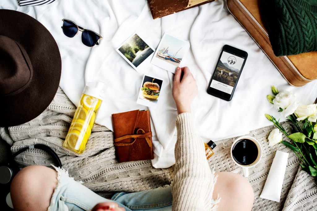 Usando objetos que você tem em casa e até mesmo ambientes do seu lar é possível criar cenários que vão deixar suas fotos mais atraentes. (Foto: FreePik)