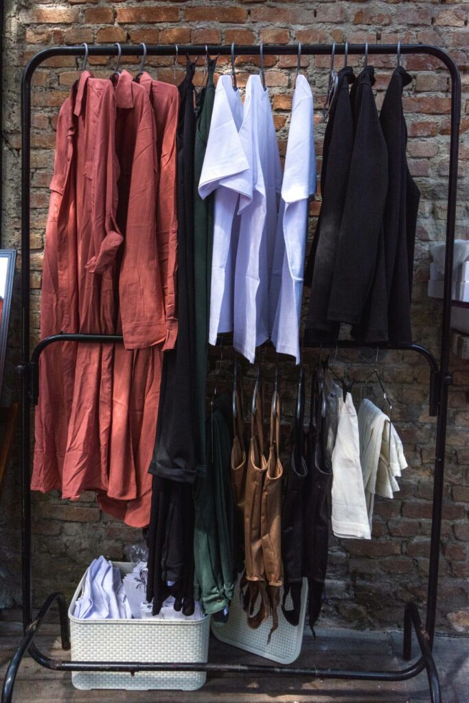 foto de uma arara com roupas penduradas no estoque loja virtual