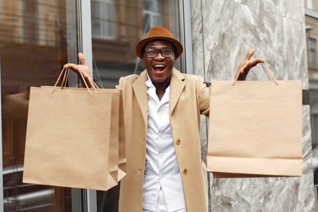 foto de um homem sorrindo e carregando sacolas