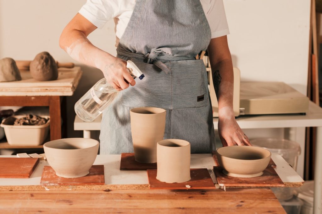 Fotografar o processo de produção das peças de artesanato e postar nas redes da sua loja pode ser interessante para se aproximar do público. (Foto: FreePik)