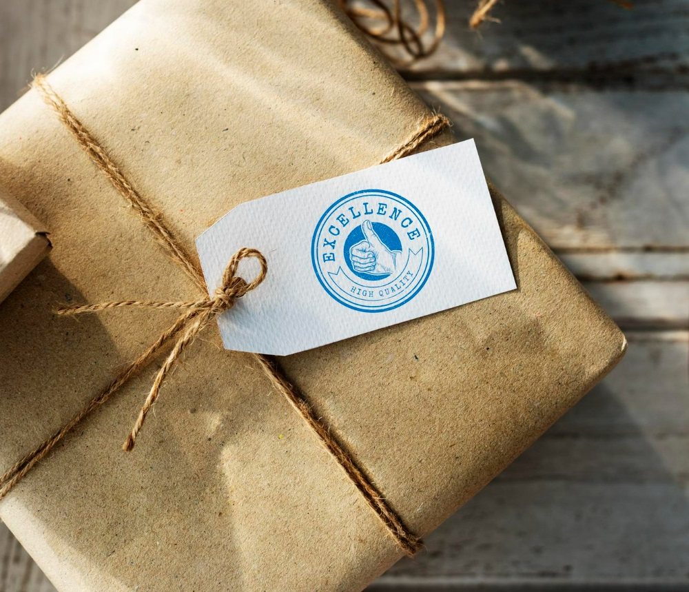 Incluir etiquetas personalizadas pode dar um charme às embalagens para roupas. (Foto: FreePik)