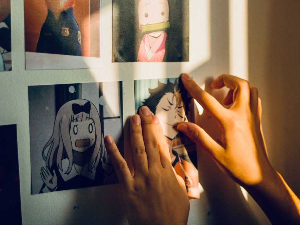 Desenhos de anime recortados colados na parede