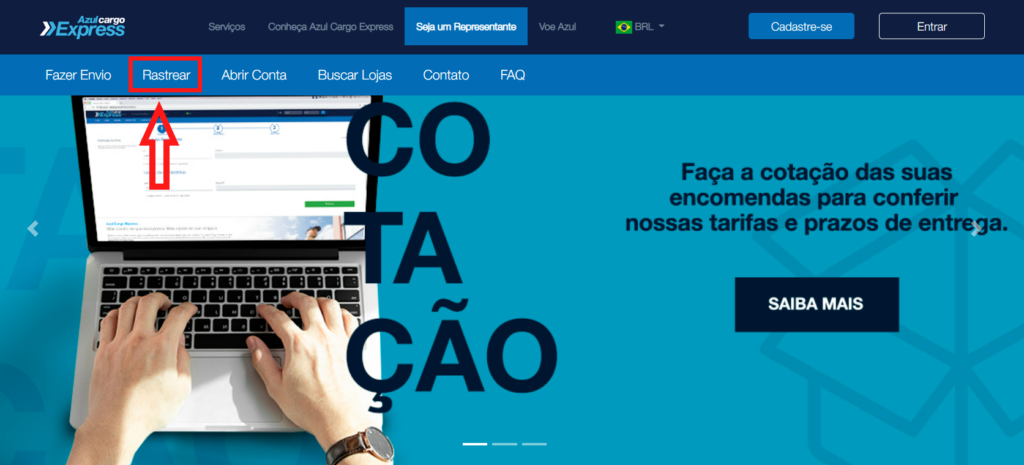Print página inicial do site azul cargo express Home site azul cargo express, fundo azul, notebook e mãos digitando. Destaque indicando a opção rastrear com flecha vermelha