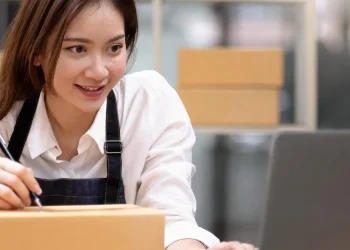 Frete CIF e FOB: o que é, quem paga e como usar no seu e-commerce [com tabela grátis]