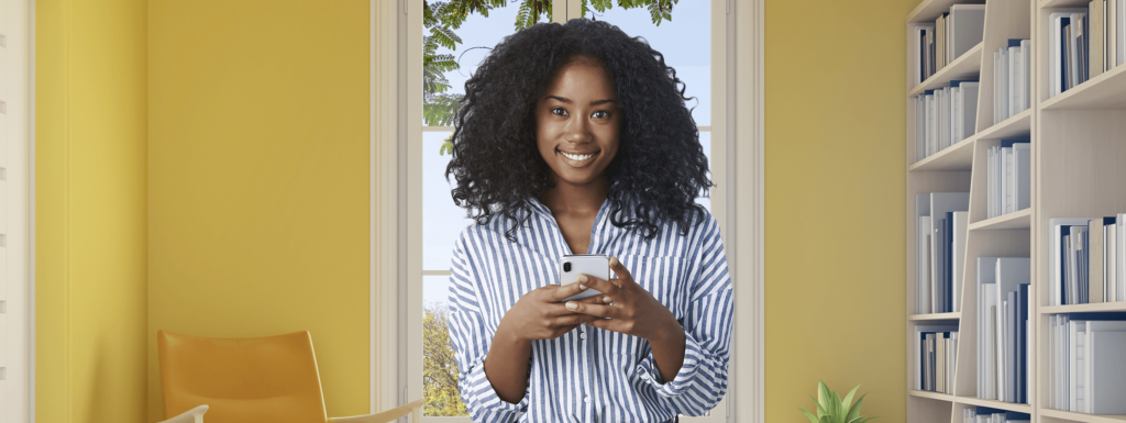 mulher mexendo no  celular