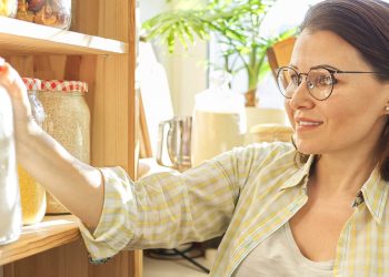 imagem de mulher com alimento não perecível na mão
