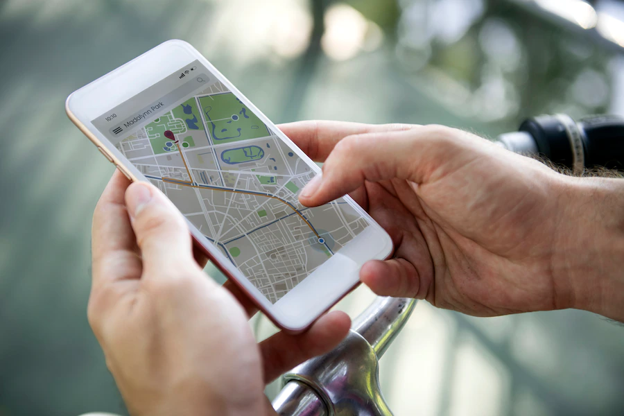 Celular com mapa GPS aberto.