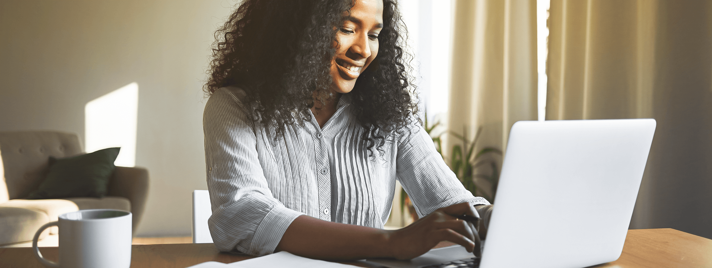 mulher digitando em um computador