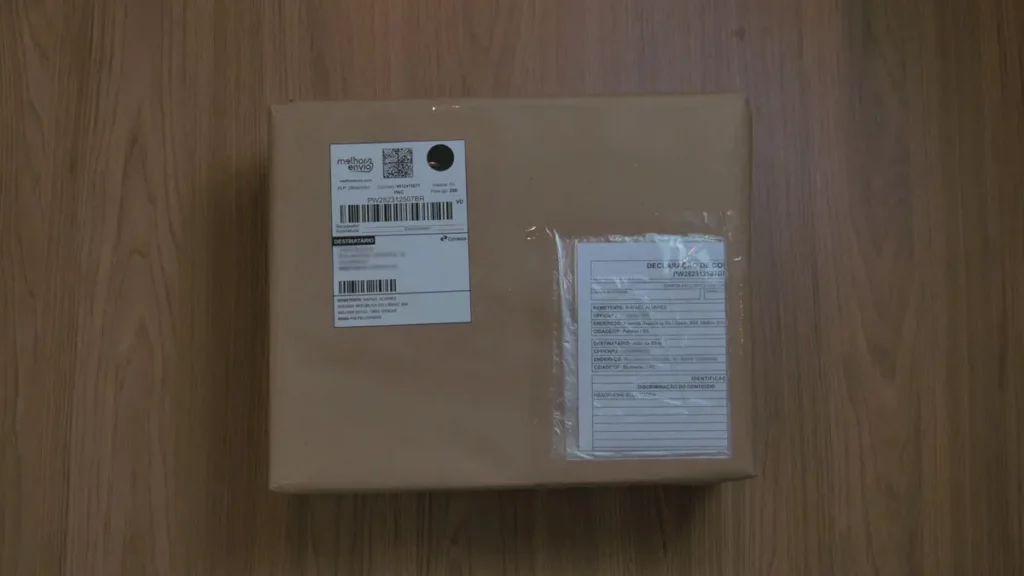 Caixa embalada com papel kraft com etiqueta de frete e declaração de conteúdo anexada