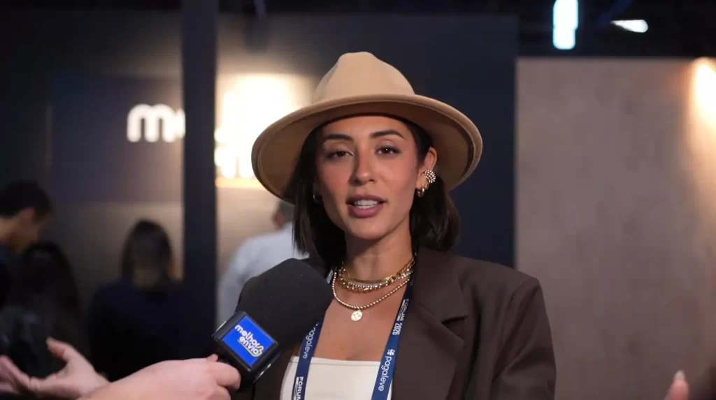 Camila Salem SEO da Maju Maison dando entrevista para o Melhor Envio