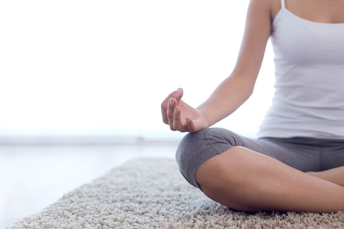 Mulher meditando