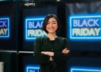 Vendedora sorridente durante a Black Friday representando sucesso no pós-Black Friday