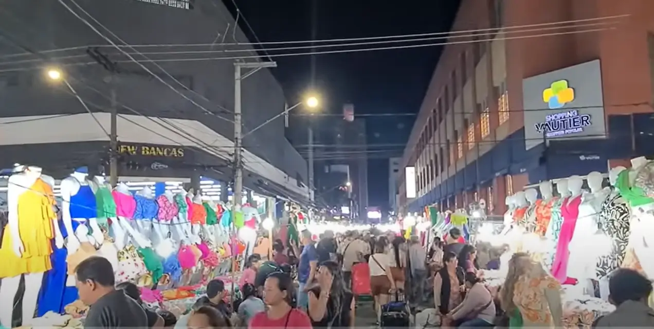 Imagem da Feira da Madrugada que acontece nas ruas do Brás