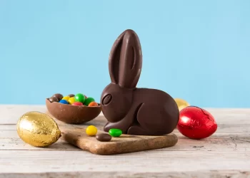 capa do artigo Páscoa 2026 que mostra um coelho de chocolate em destaque junto com outros ovos de páscoa