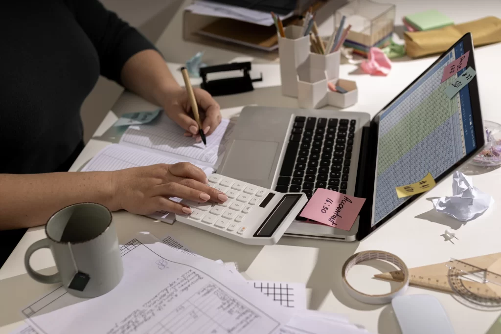 A imagem mostra uma pessoa trabalhando no planejamento do seu e-commerce