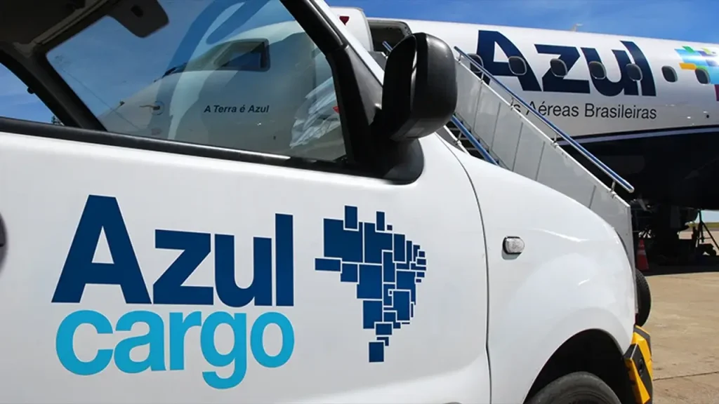 Carro e avião da azul cargo