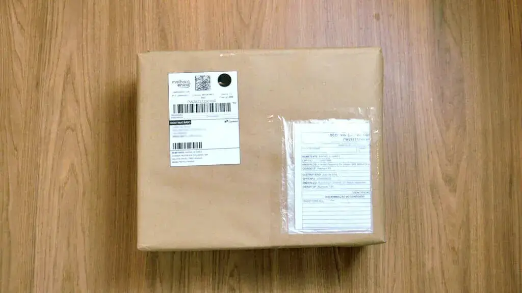caixa embalada com papel kraft com etiqueta e declaração de conteúdo anexadas