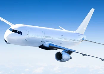 Frete aéreo: como funciona e quanto custa enviar encomenda por avião