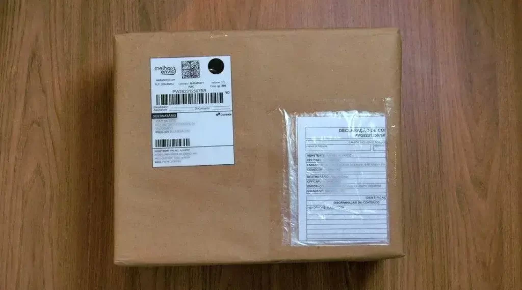 Caixa embalada com papel kraft, etiqueta do melhor envio e declaração de conteúdo fixadas na caixa
