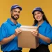 Dois entregadores segurando uma caixa de encomenda, representando serviços de Correios ou transportadora