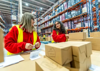 Colaboradoras organizando pedidos em centro de distribuição, representando a logística de distribuição no e-commerce