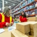 Colaboradoras organizando pedidos em centro de distribuição, representando a logística de distribuição no e-commerce