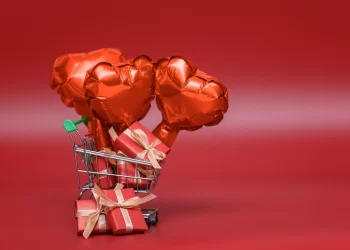 carrinho de compras com balões de coração e presentes de dia dos namorados