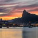 Vista do entardecer no Rio de Janeiro com o Cristo Redentor ao fundo e embarcações na Baía de Guanabara, representando o frete no Rio de Janeiro.
