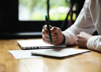 capa do artigo "Dia dos Pais 2025" que mostra uma pessoa escrevendo um checklist para preparar a sua loja online para a data