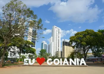 Vista do letreiro 'Eu amo Goiânia' com prédios ao fundo, ilustrando conteúdo sobre frete para Goiânia e envios para a capital goiana.