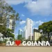 Vista do letreiro 'Eu amo Goiânia' com prédios ao fundo, ilustrando conteúdo sobre frete para Goiânia e envios para a capital goiana.