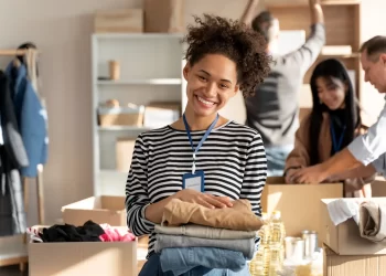 Vendedor atendendo cliente em loja física, ilustrando o conceito de varejo e suas diversas formas de operação.