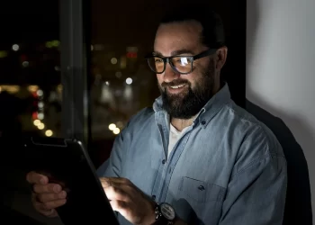 Empresário usando ERP no controle de brindes e kits promocionais no tablet